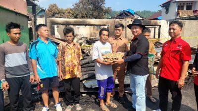 Gerak Cepat, Mukhlis Basri Berikan Bantuan Korban Kebakaran Karya Penggawa