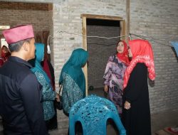 Ketua Tim Penggerak PKK Kabupaten Lampung Selatan Hj. Winarni Nanang Ermanto Beserta Jajaran Berikan Bantuan Bedah Rumah