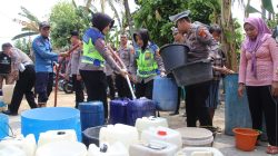 Polres Pringsewu Menyalurkan Bantuan Air Bersih kepada Warga Terdampak Kemarau